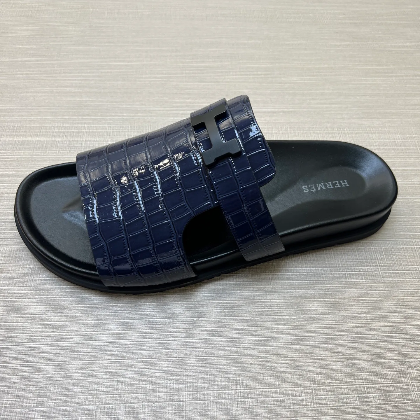 [H Family Hermès] P: 360💰 Size: 38-45 Hermes Men’s Kazimir Slippers - 2025 Summer New Hermès Same as the original version, with colored cowhide surface + rubber combined sole, handmade by master-level craftsmen! ❥High-end customization, exclusive products, the highest version in the industry.